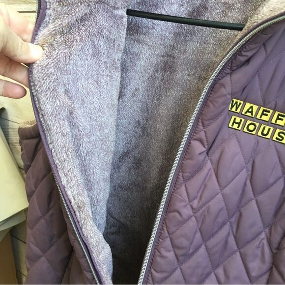 “WAFFLE‎ HOUSE” EMBROIDERED FREE COUNTRY QUILTED VEST WITH FLEECE LINING - Picture 4 of 7